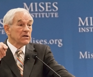 US Teeters on Brink of Economic Collapse Due to 'Dollar Bubble'  Ron Paul